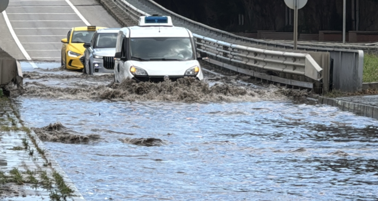 Samsun’u sağanak vurdu: Yollar göl oldu