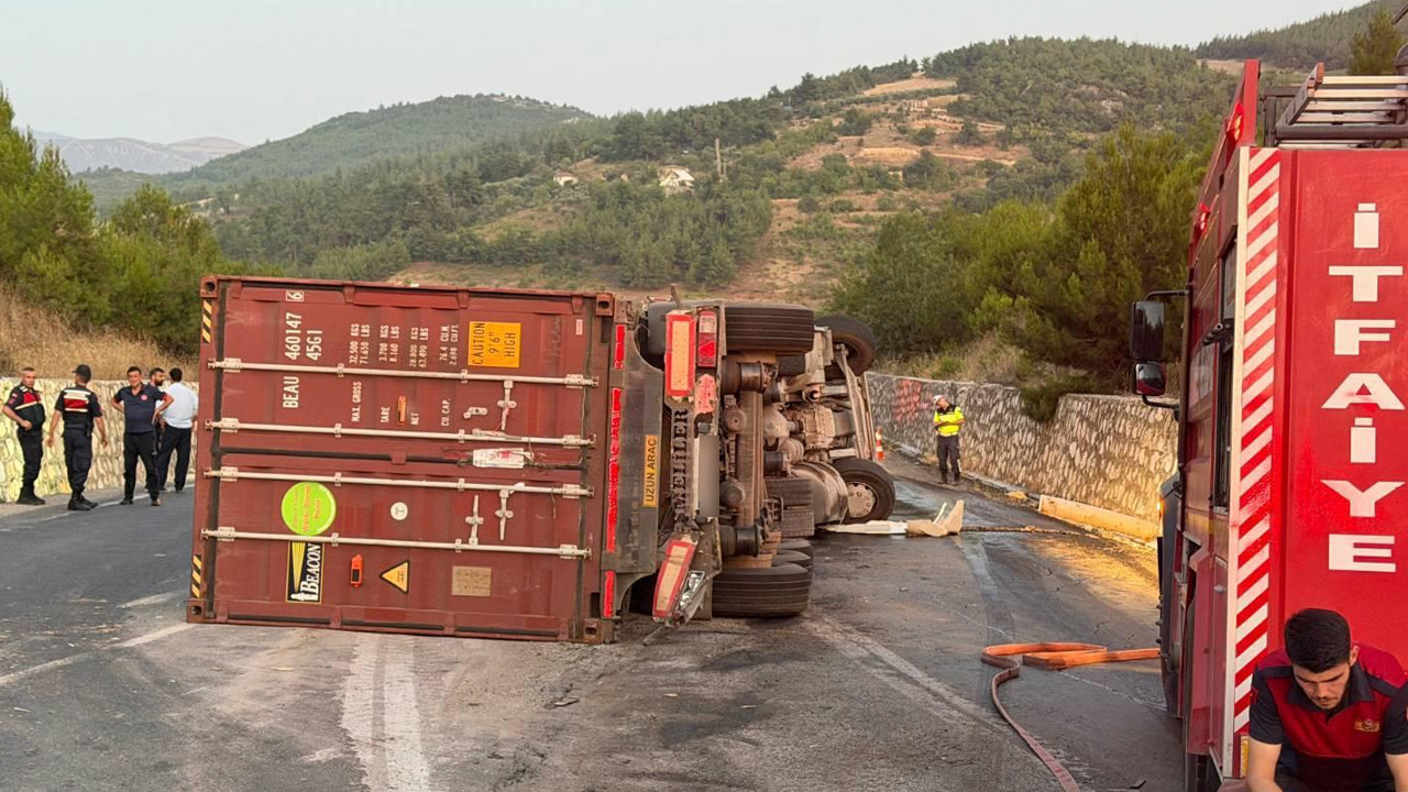 Osmaneli’de virajı alamayan otomobil tomruk yüklü araca çarptı: 1 yaralı